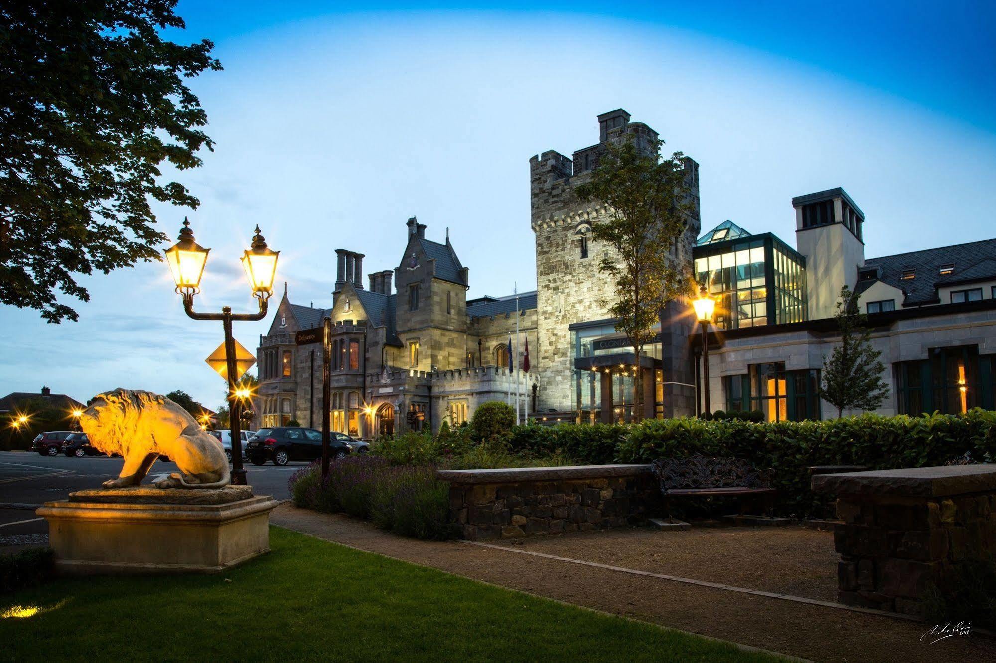 Castle отель. Дублин замок Клонтарф. Hotel Clontarf Castle. Касл Хаус Ирландия Дублин. Дублин район Клонтарфе.